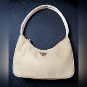 Authentic Prada Re-edition 2000 Zip Handbag Prada Shoulder Bag 💖Host Pick💖